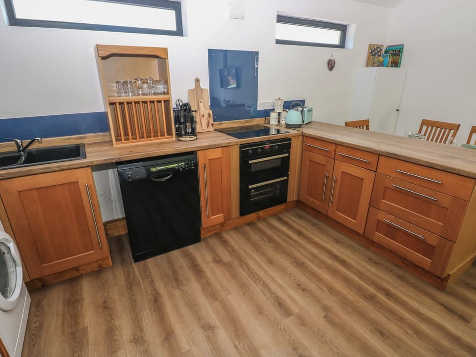 Dishwasher, cookware/dishes/utensils