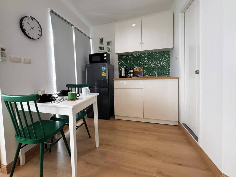 Apartment, 1 Bedroom, Accessible, Smoking | Dining room