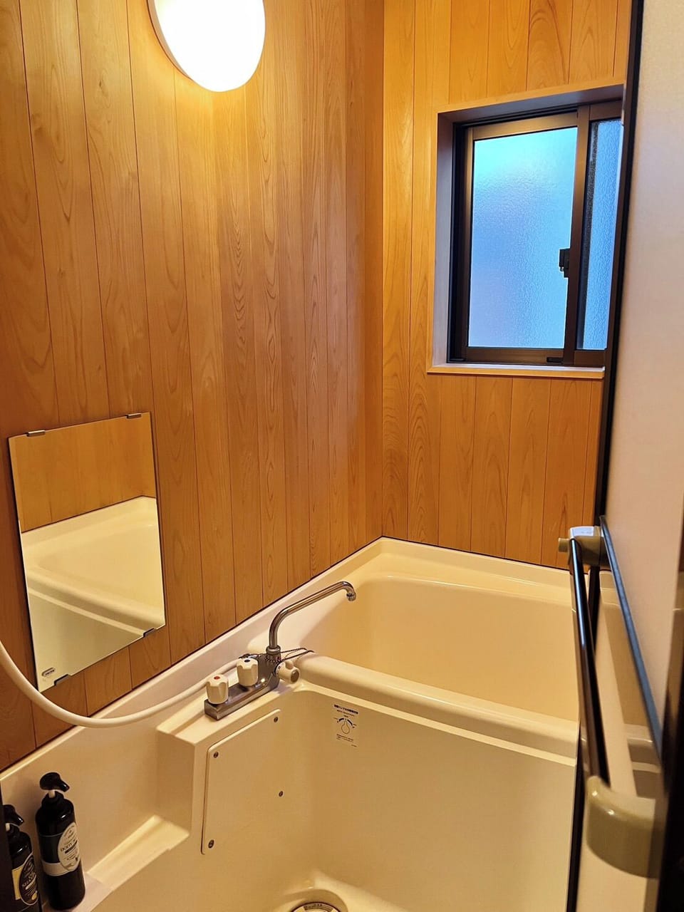 Traditional Room, Non Smoking, Garden View | Bathroom | Combined shower/tub, free toiletries, hair dryer, slippers