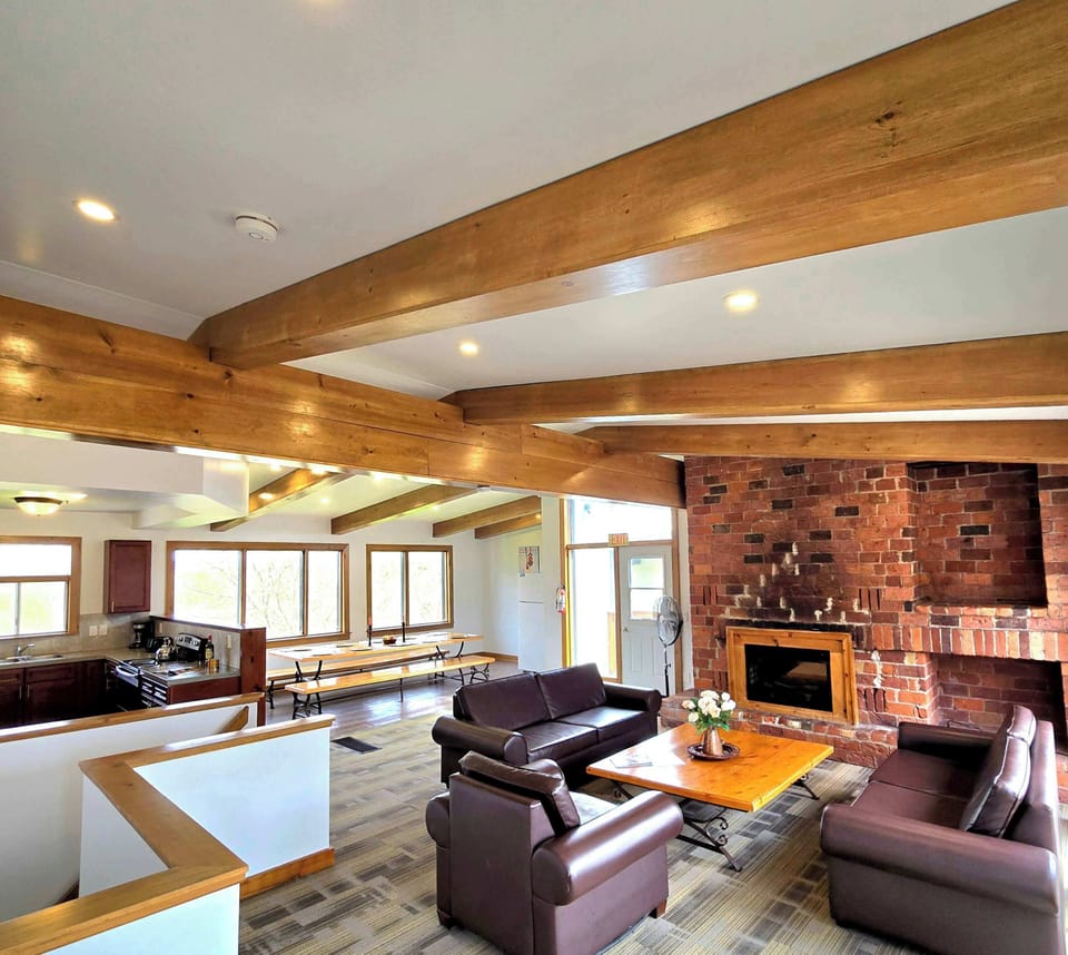 Spacious 6 bdrm Cottage, Open Concept Upper Level