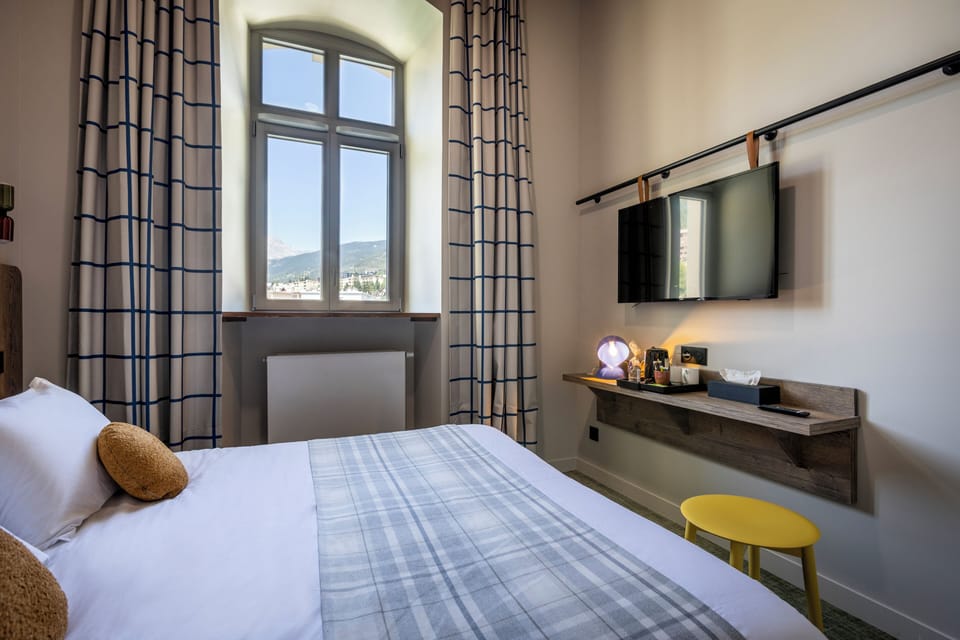 Double Room | Iron/ironing board, WiFi (free), bed sheets