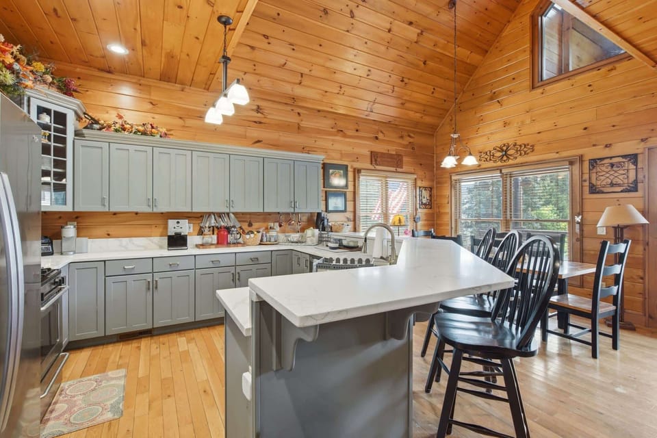 Cabin, Multiple Beds, Fireplace, Mountain View (Lazy Bear Retreat) | Private kitchen