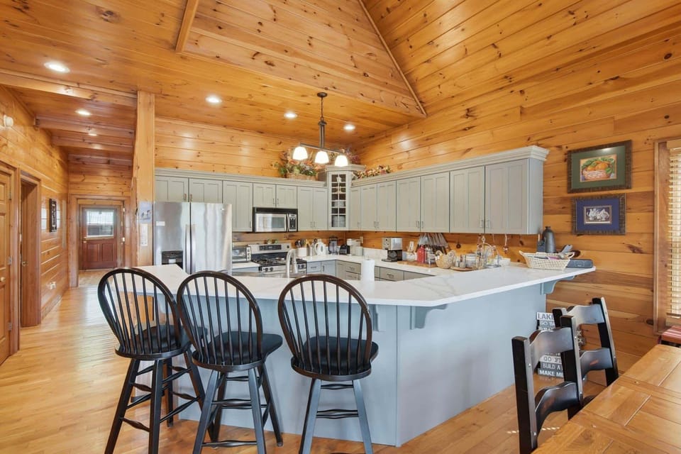 Cabin, Multiple Beds, Fireplace, Mountain View (Lazy Bear Retreat) | Private kitchen