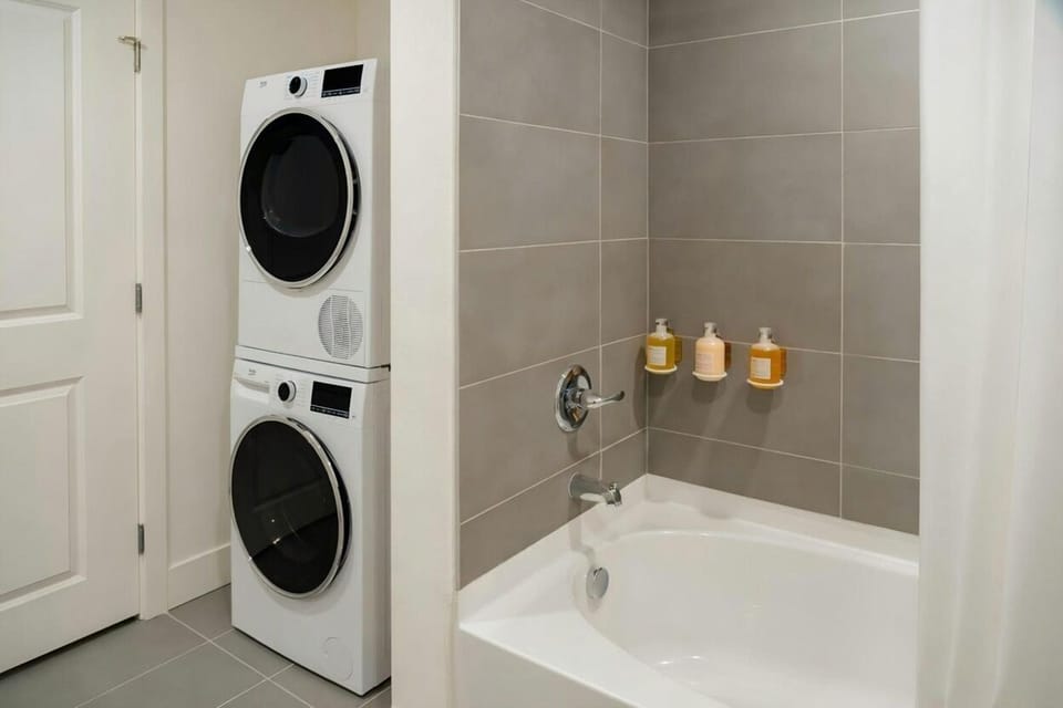 Apartment, 2 Bedrooms | Bathroom | Hair dryer, towels, soap, shampoo