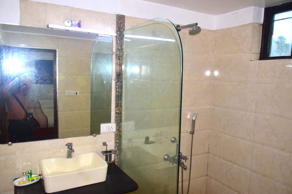 Family Quadruple Room | Bathroom | Shower, towels, soap, shampoo