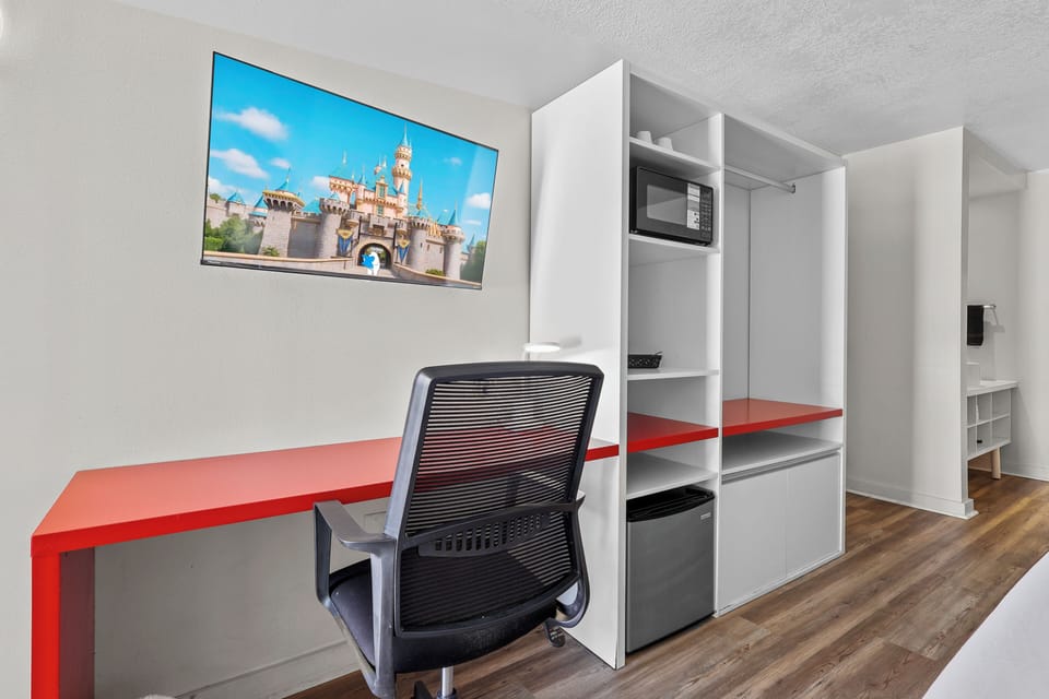 Junior Double Room, 1 King Bed, Private Bathroom | Interior