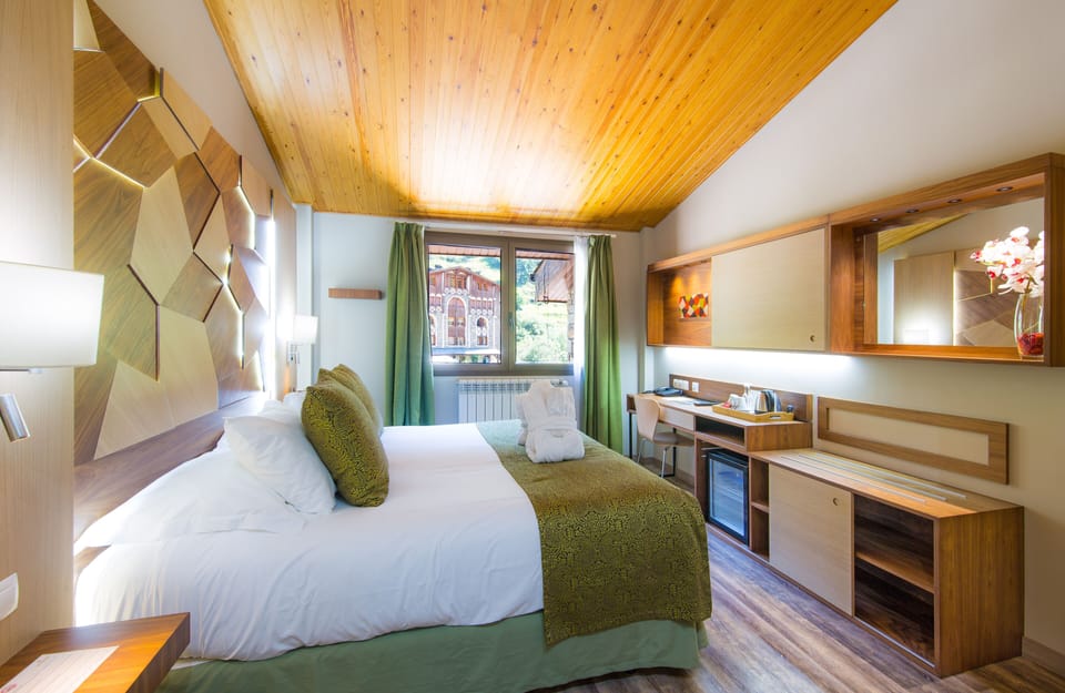 Premium bedding, down comforters, in-room safe, desk