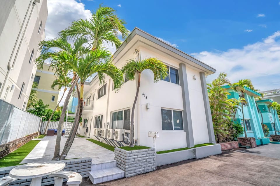 Welcome to Hollywood Beachside!