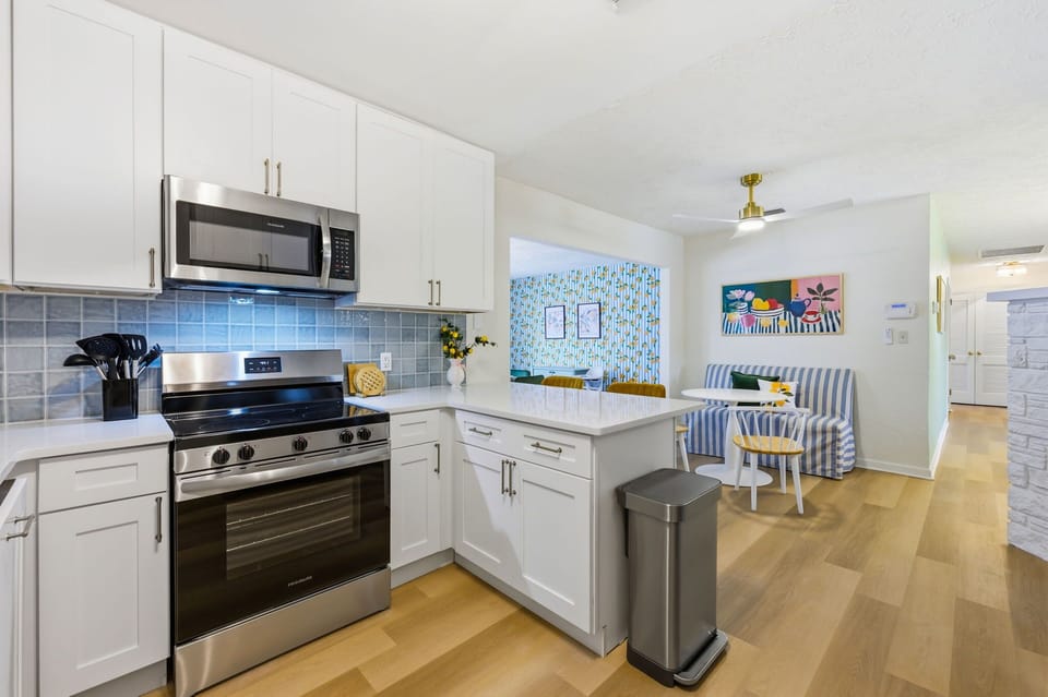 High-End & Fully Equipped – Whether you're making a quick snack or a full meal, this kitchen has everything you need with luxury appliances and plenty of storage.
