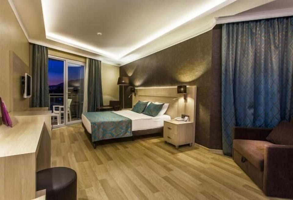 Suite, Sea View | Minibar, desk, free cribs/infant beds, WiFi