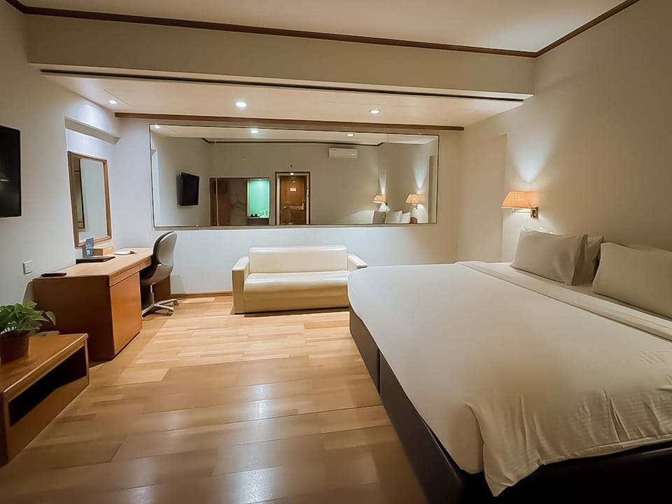 Executive Double Room | In-room safe, desk, blackout drapes, WiFi (free)