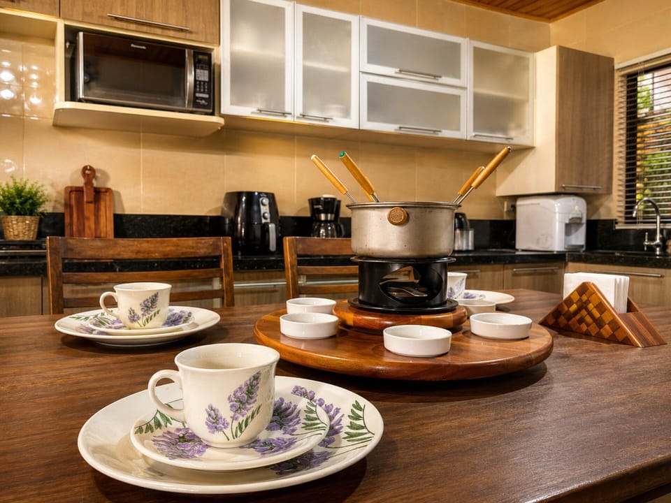 Chácara Maria Luiza c/ Piscina - Gravatá/PE | Private kitchen | Fridge, microwave, cookware/dishes/utensils, dining table