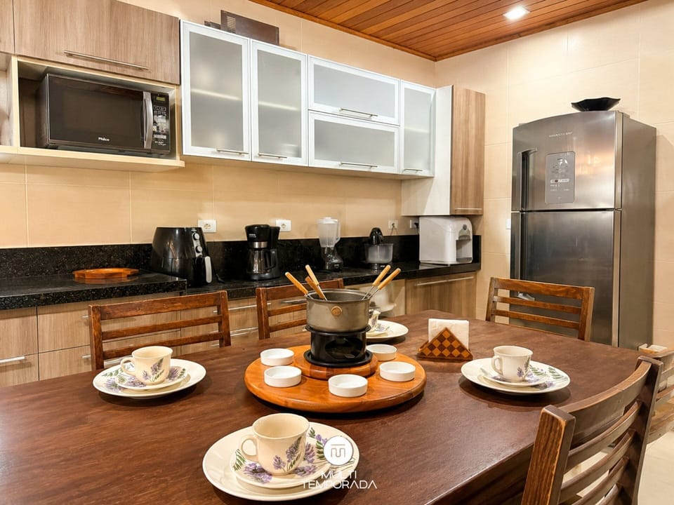 Chácara Maria Luiza c/ Piscina - Gravatá/PE | Private kitchen | Fridge, microwave, cookware/dishes/utensils, dining table