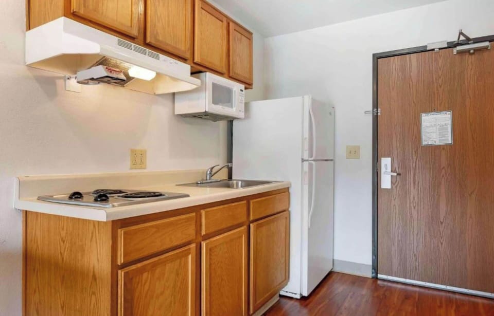 1 Full Bed | Non-Smoking, Kitchen | Desk, laptop workspace, iron/ironing board, free WiFi