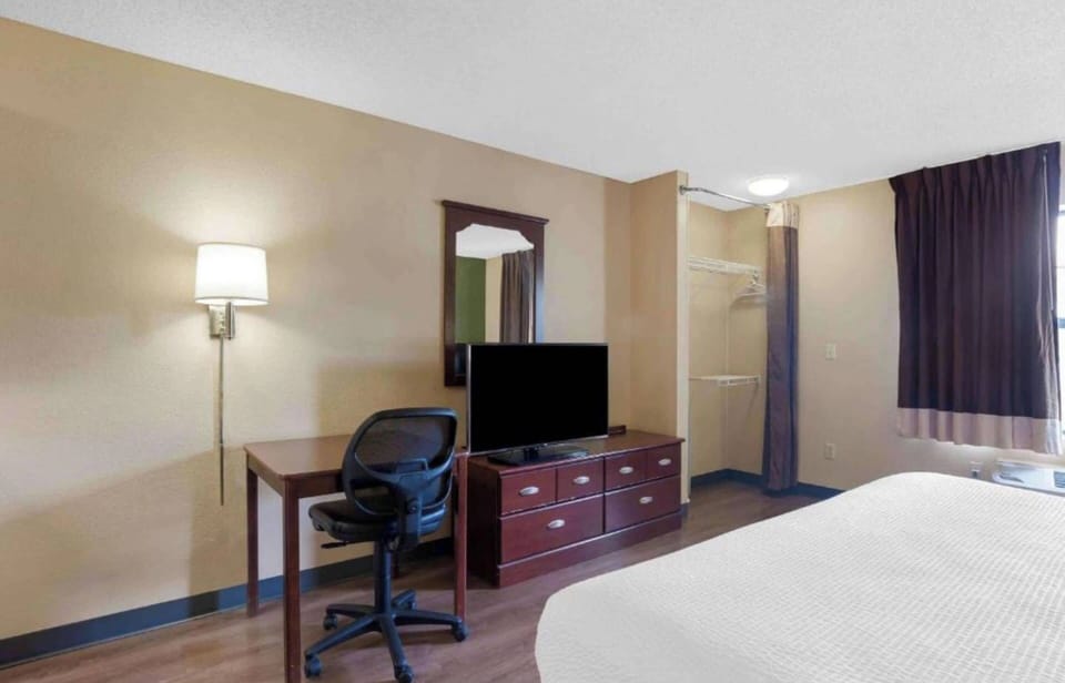 1 QUEEN BED | NON-SMOKING, KITCHEN | Desk, iron/ironing board, free WiFi, bed sheets