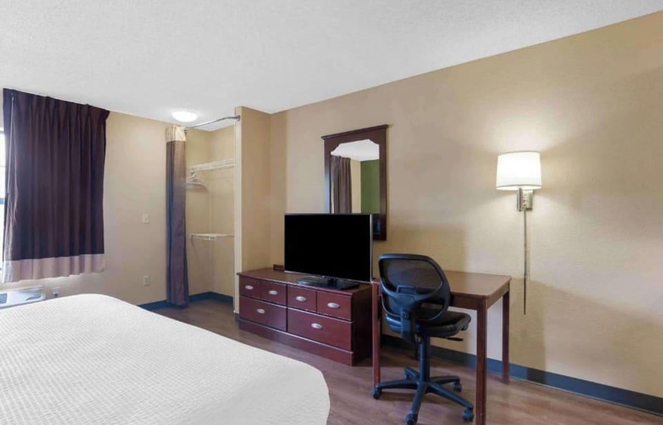 1 QUEEN BED | NON-SMOKING, KITCHEN | Desk, iron/ironing board, free WiFi, bed sheets