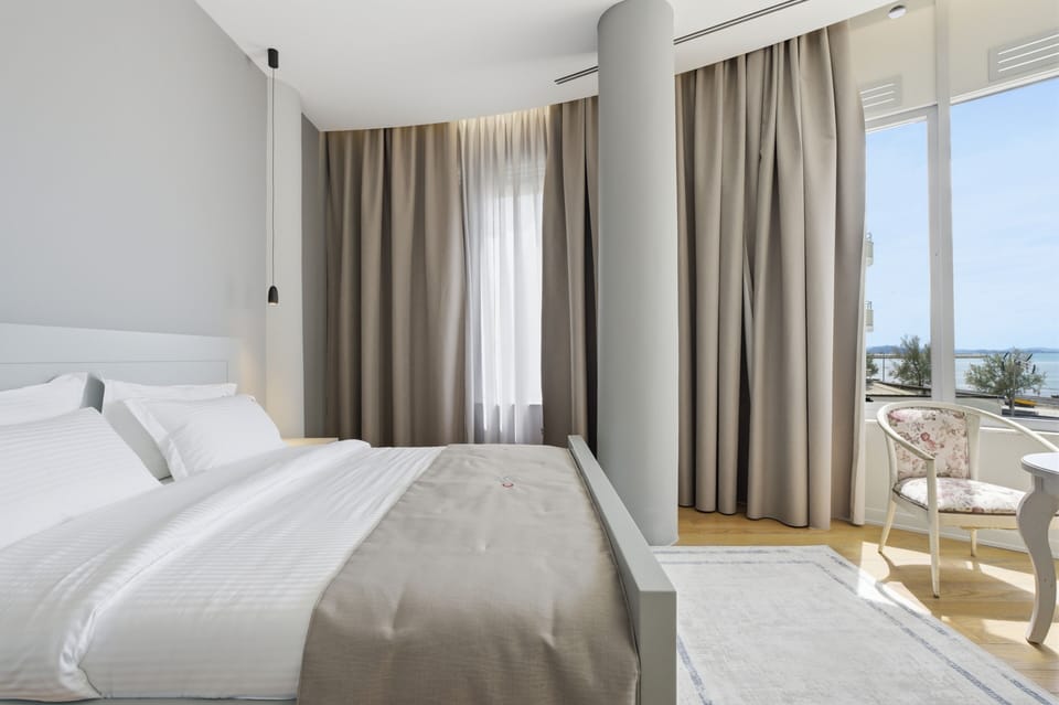 Deluxe Double Room, Sea View | Desk, free WiFi