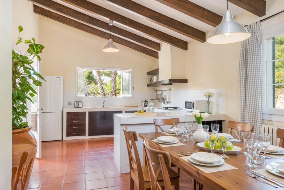 Cocina abierta con amplias encimeras y equipamiento completo