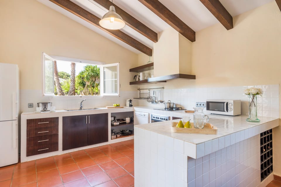 Cocina equipada, con almacenamiento integrado, horno, lavavajillas y microondas