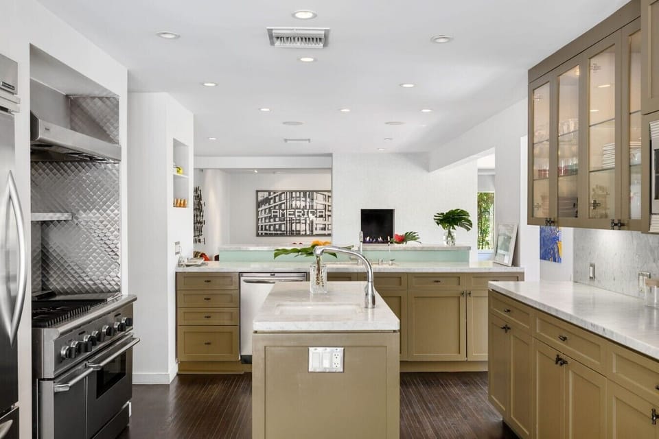 Fully equipped kitchen with breakfast bar and high-end appliances