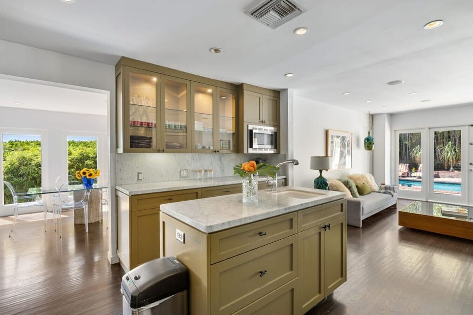 Fully equipped kitchen with breakfast bar and high-end appliances
