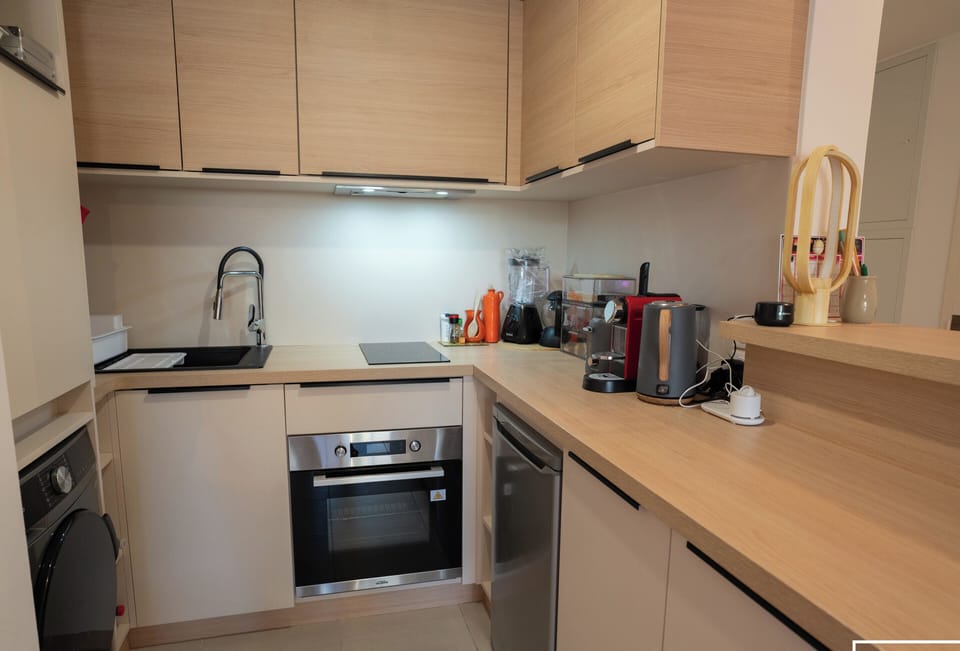 Fully equipped kitchen with an oven, washing machine, dishwasher, etc.