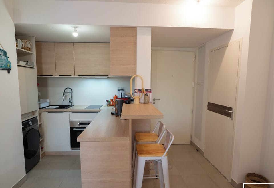 Fully equipped kitchen with an oven, washing machine, dishwasher, etc.