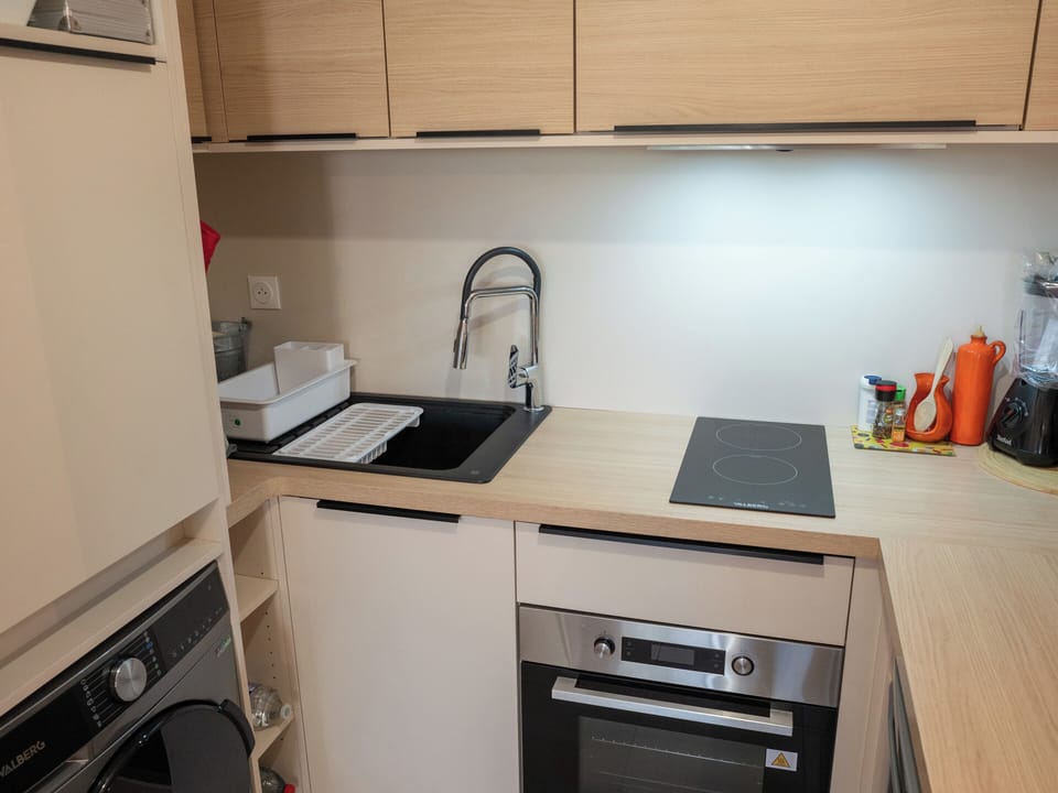 Fully equipped kitchen with an oven, washing machine, dishwasher, etc.