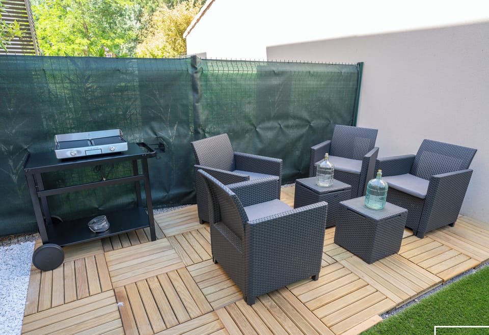 Large garden with garden furniture and an electric barbecue