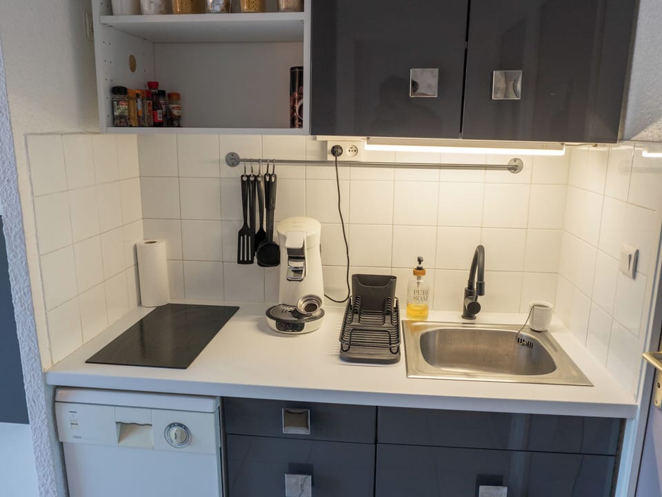 Fully equipped kitchen with a dishwasher and a Senseo coffee machine