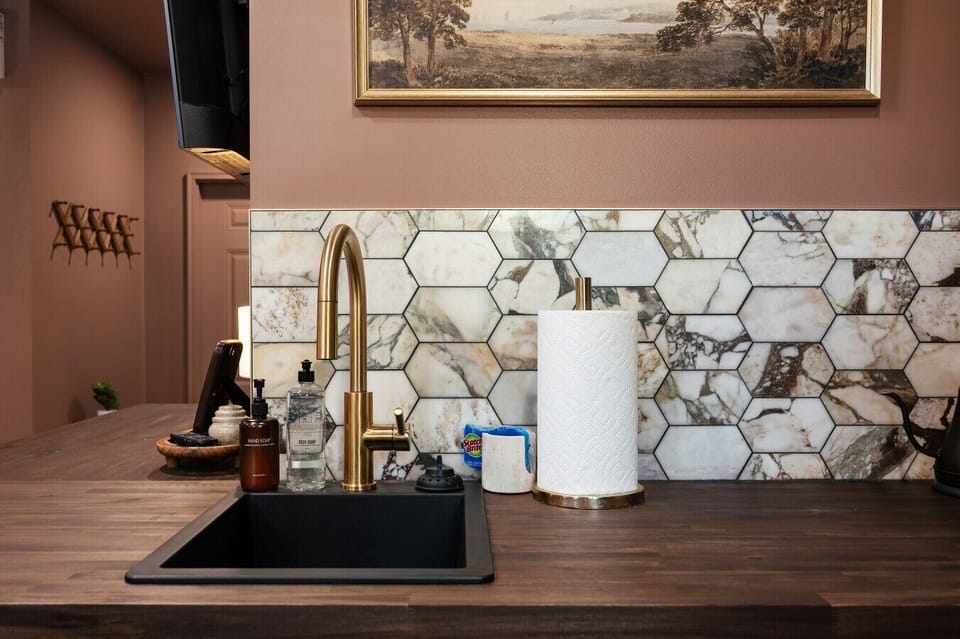 🧽 A deep, modern sink paired with elegant gold accents makes tidying up quick and hassle-free.