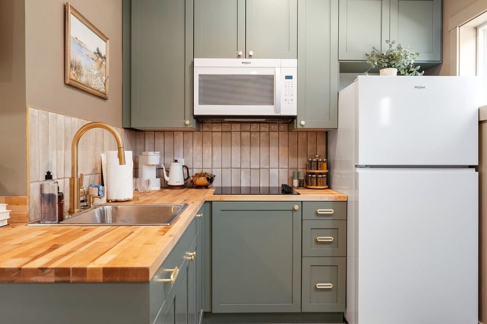 🍳 Enjoy the convenience of a modern kitchenette, complete with a clean cooktop and full refrigerator.