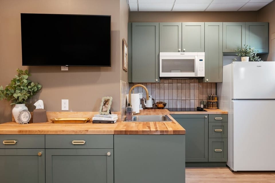 🍳 Fully stocked with everything you need to brew a fresh morning drink or prepare a light bite.