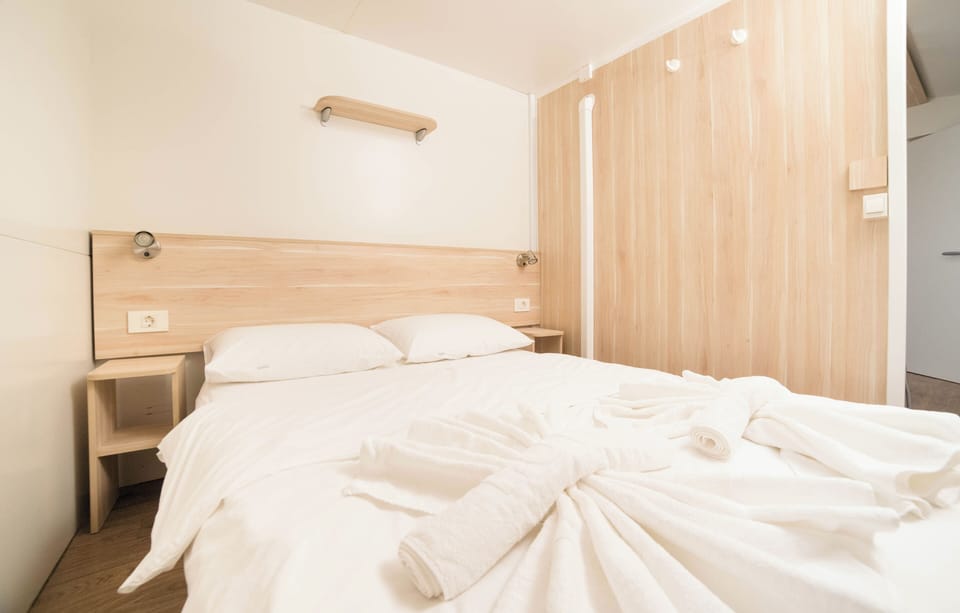 Classic Apartment, Balcony, Beach View | Free WiFi, bed sheets