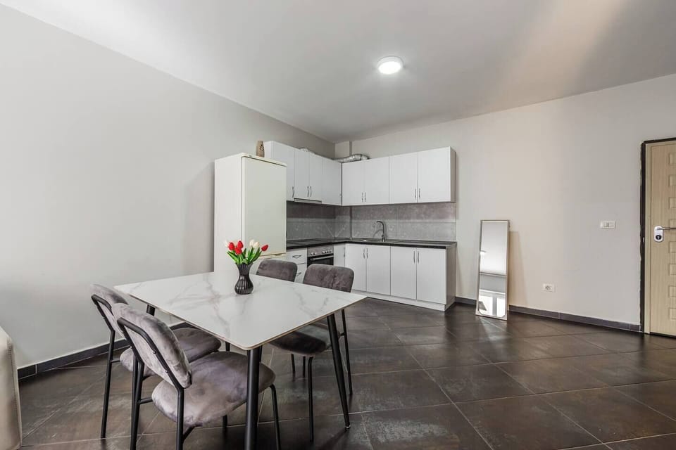 Dining area and fully-equipped kitchen