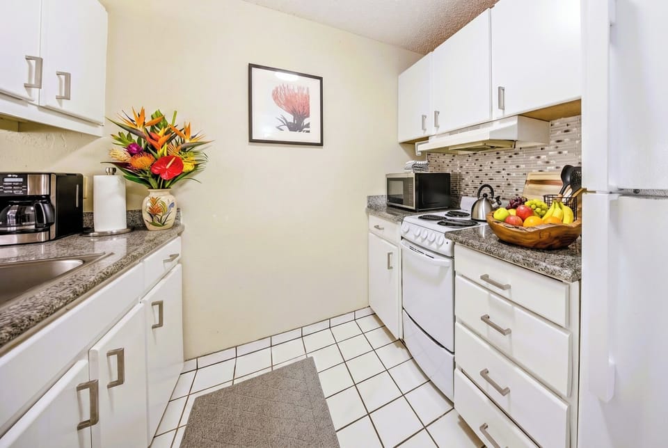 A bright, fully equipped kitchen makes it easy to enjoy coffee, fresh fruit, quick breakfasts, and relaxed meals between island adventures.
