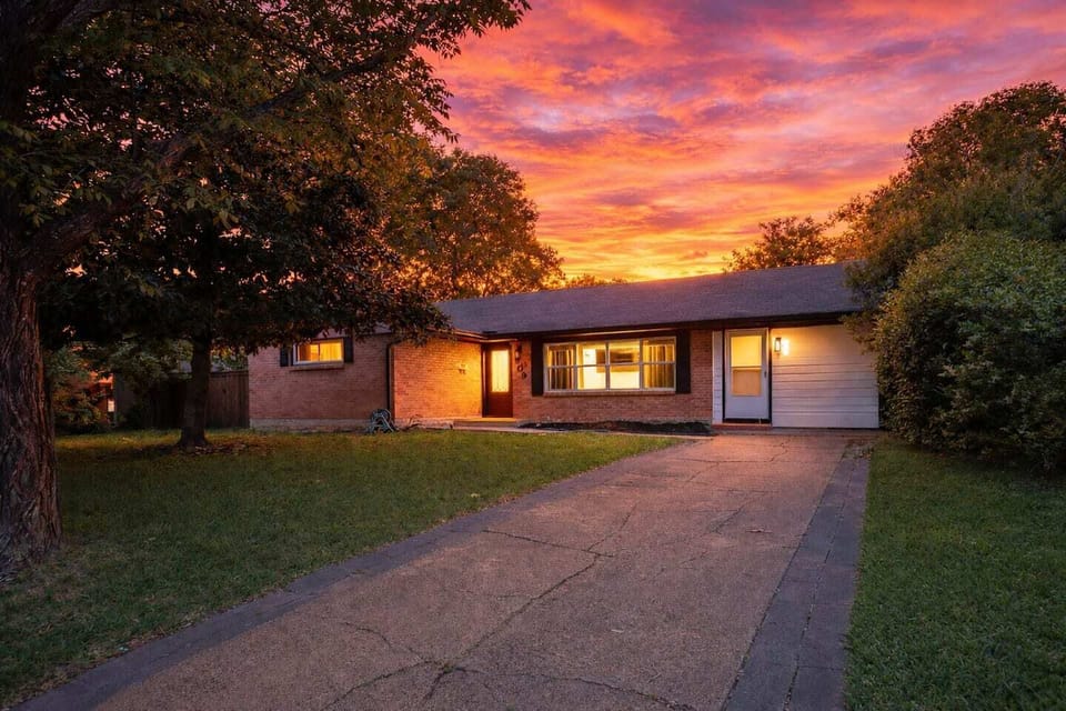 Ideal location only a short 9 min. drive from the airport and only 15 min. to AT&T Stadium.