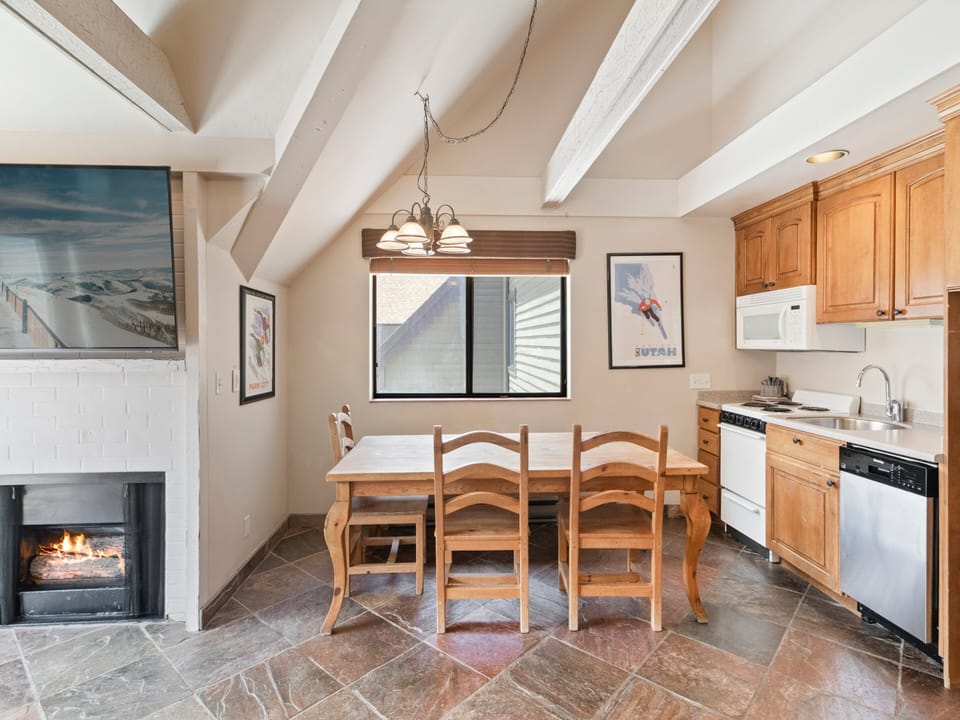Dining Table for 6 / Kitchenette