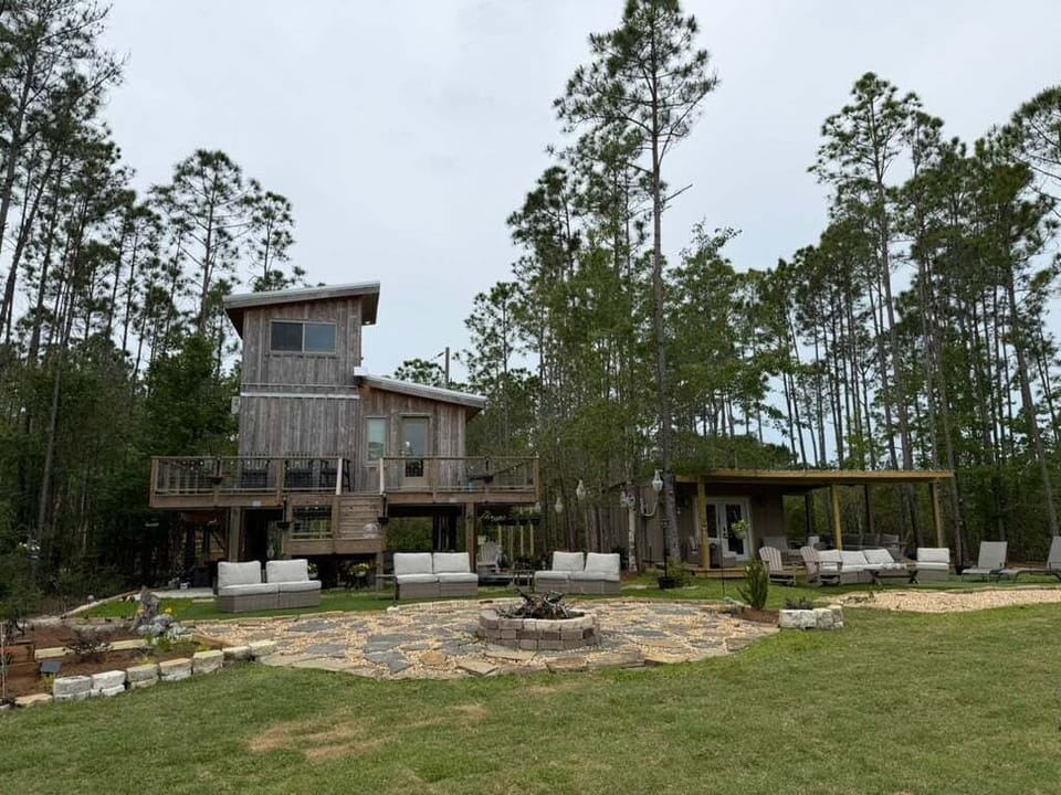 Treehouse and Bunkhouse. Water + Woods – Unique Retreat in Gulf Shores