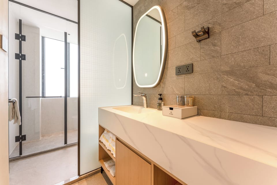 Luxury Double Room, City View | Bathroom | Shower, rainfall showerhead, free toiletries, hair dryer