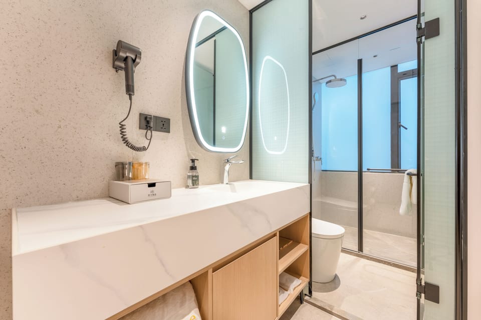 Superior Double Room, City View | Bathroom | Shower, rainfall showerhead, free toiletries, hair dryer