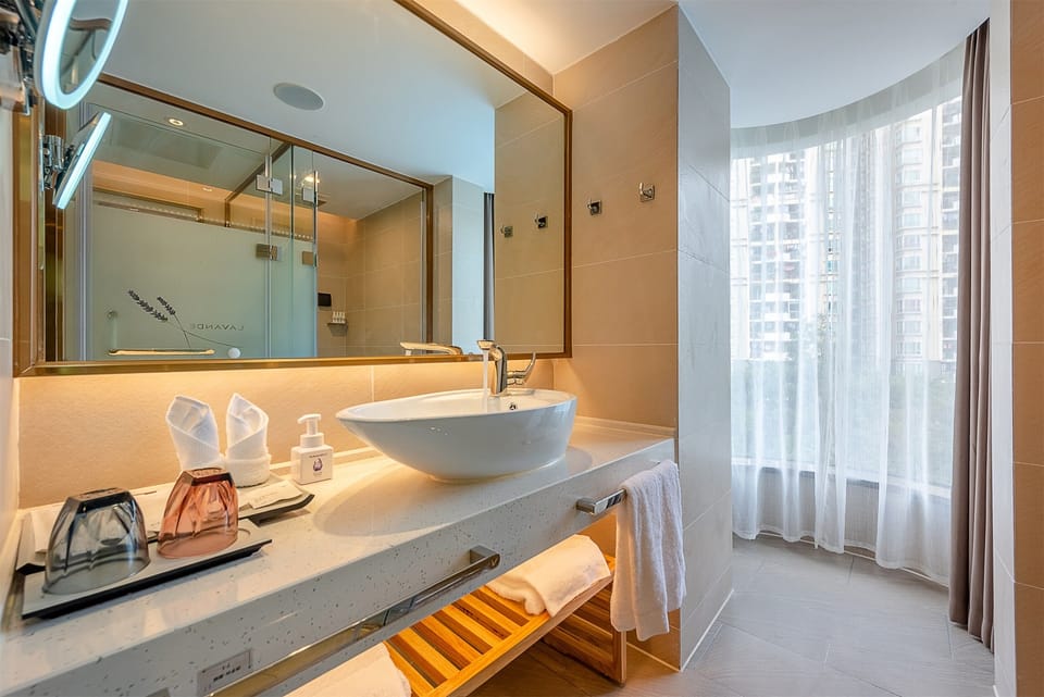 Standard Double Room, City View | Bathroom | Shower, rainfall showerhead, free toiletries, hair dryer