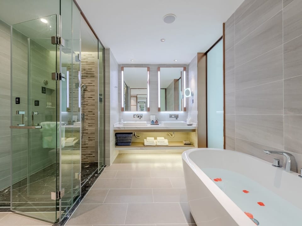Superior Suite, City View | Bathroom | Free toiletries, hair dryer, slippers, towels