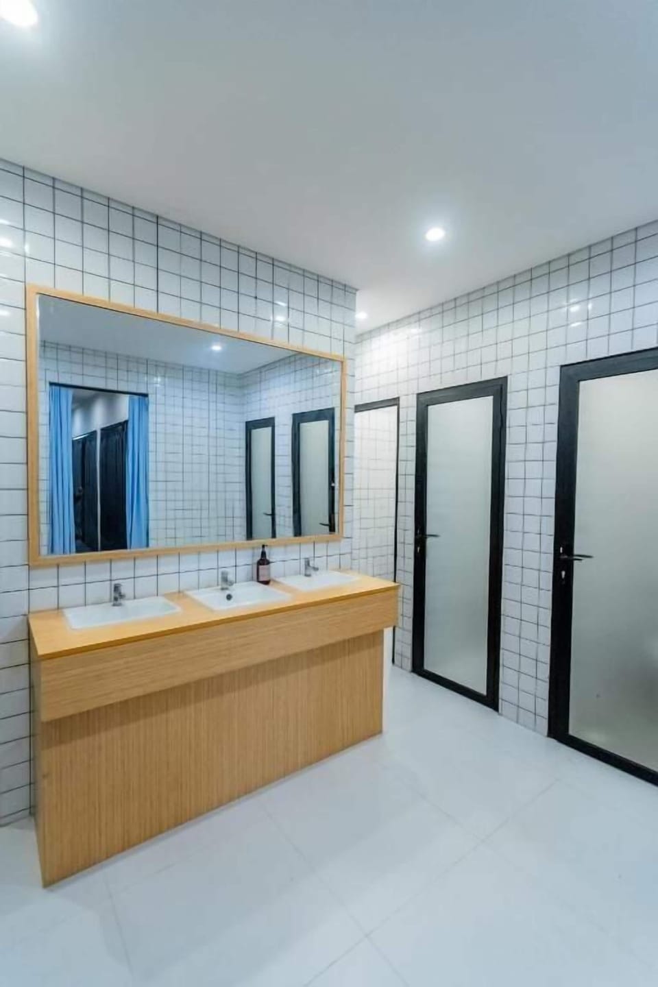 Shower, bidet, towels, toilet paper