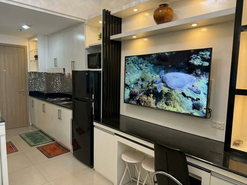 Condo, Balcony, Pool View | Private kitchen