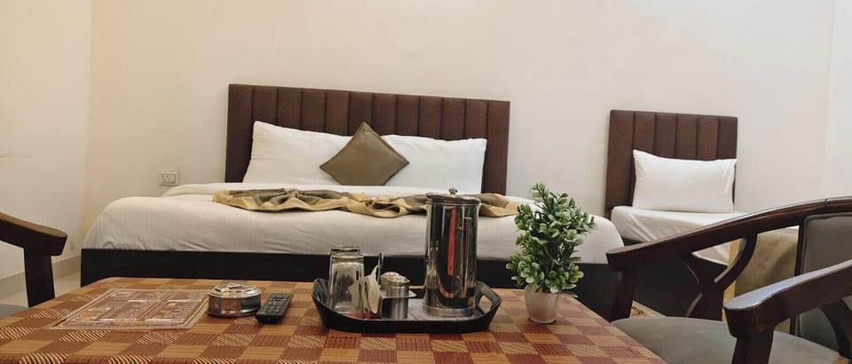 Superior Room | Rollaway beds, bed sheets