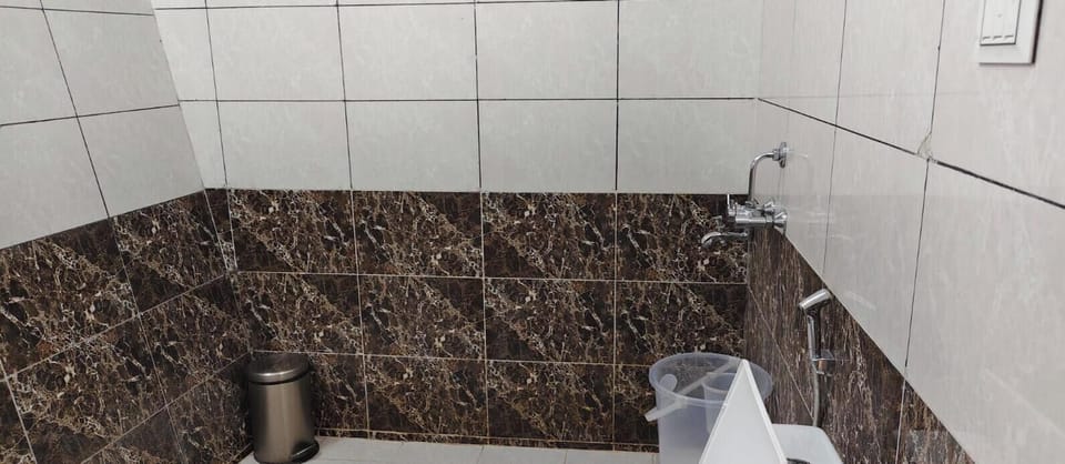 Shower, free toiletries, soap