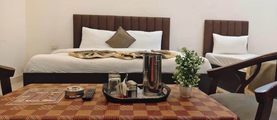 Superior Room | Rollaway beds, bed sheets