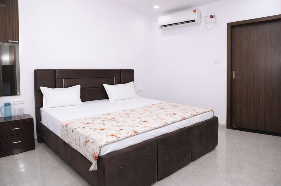 Deluxe Duplex, 1 King Bed | Free WiFi