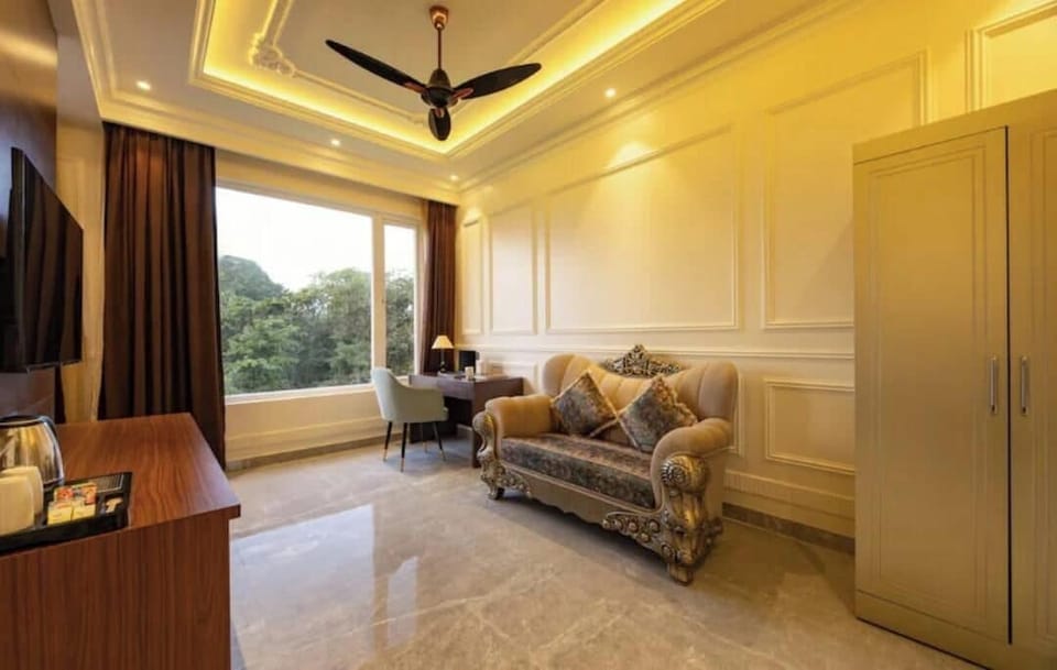 Luxury Suite, Non Smoking, Hill View | Living area